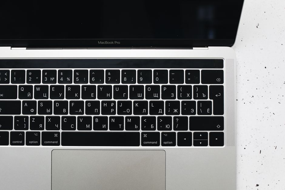 Person arbeitet fokussiert an einem digitalen Projekt