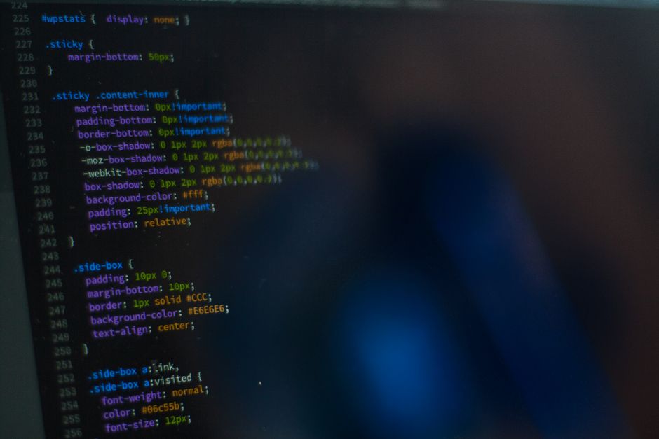 Teamarbeit an einem Projekt mit klaren Aufgaben und Zeitplan